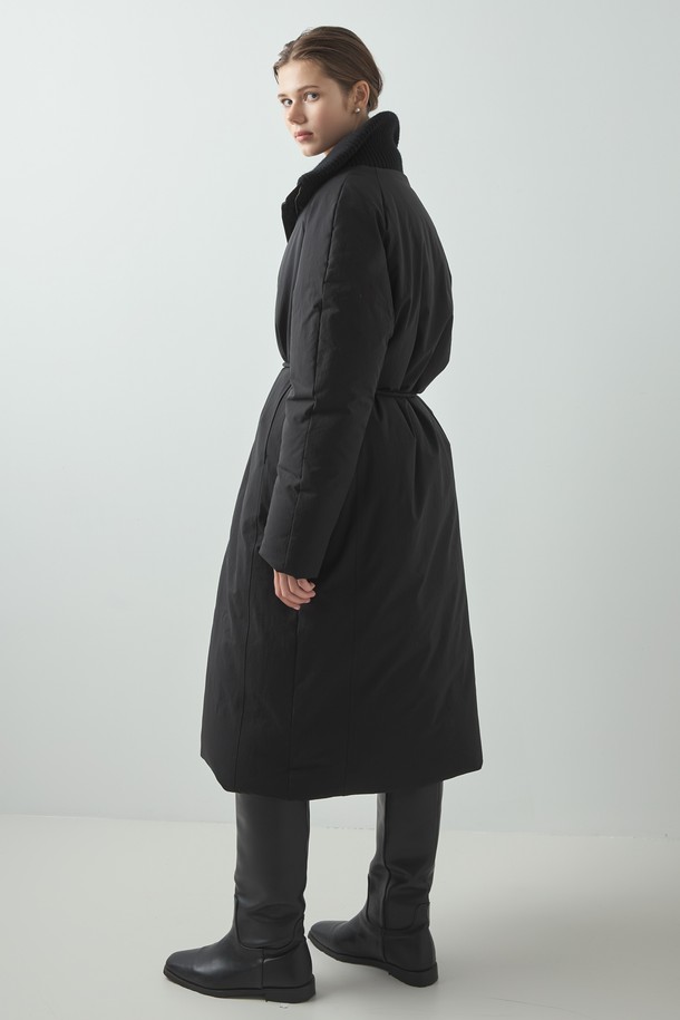 Knit Long Padding (니트 롱 패딩)_Black은 여성용 아우터로, 겨울철 출근룩을 위한 미니멀하고 모던한 스타일을 제안합니다. 블랙과 아이보리 두 가지 색상으로 출시되었으며, 롱 기장에 오버핏으로 편안한 착용감을 선사합니다. 부드러운 촉감의 폴리에스테르, 울, 나일론 혼방 소재에 구스다운 80%와 페더 20% 충전재, 700FP의 높은 필파워로 뛰어난 보온성을 자랑합니다. 하이넥 디자인과 벨트 여밈 방식으로 시크하고 클래식한 분위기를 연출하며, 니트 배색 디테일로 포인트를 더했습니다. 긴 소매 기장의 두꺼운 패딩으로 한겨울 추위에도 따뜻하게 스타일을 완성할 수 있습니다.
