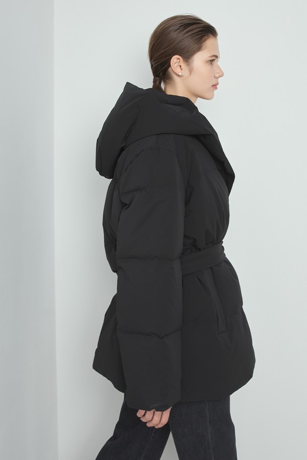 Cloud 패딩_블랙은 겨울철 여성의 우아함과 따뜻함을 책임지는 롱 기장의 오버핏 패딩 점퍼입니다. 부드러운 촉감의 폴리에스테르 소재로 제작되었으며, 두꺼운 두께감과 퀼팅 안감으로 뛰어난 보온성을 제공합니다. 미니멀하고 베이직한 디자인으로 출근룩이나 모임룩 등 다양한 TPO에 활용 가능하며, 벨트 디테일과 후드가 더해져 스타일리시함을 더합니다. 긴 소매, 무지 패턴, 블랙 컬러로 어떤 스타일에도 쉽게 매치할 수 있으며, 클래식, 캐주얼 무드를 연출하기 좋습니다.
