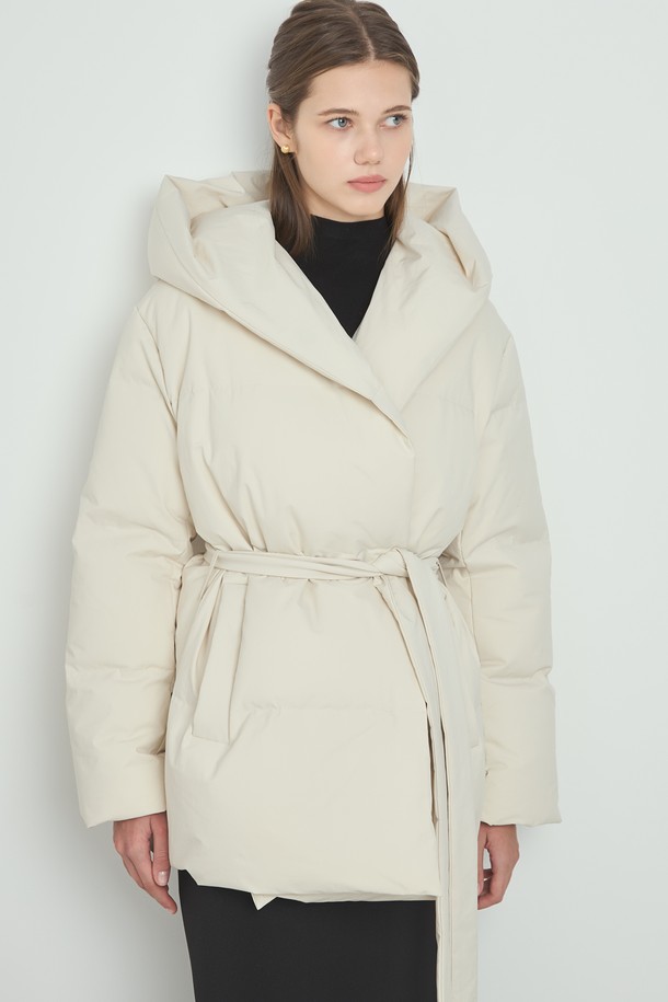 포근한 겨울을 위한 여성용 "클라우드 패딩_아이보리"입니다. 미니멀하고 캐주얼한 스타일로, 부드러운 촉감의 폴리에스테르 소재와 두꺼운 두께감으로 따뜻함을 선사합니다. 오버핏 디자인에 긴 소매, 후드, 벨트 디테일이 더해져 멋스러운 실루엣을 연출합니다. 허리 벨트로 다양한 스타일을 연출할 수 있으며, 안감은 패딩 처리되어 보온성을 높였습니다. 넉넉한 기장의 미디엄 기장 패딩으로, 겨울철 일상에서 편안하게 착용하기 좋습니다.
