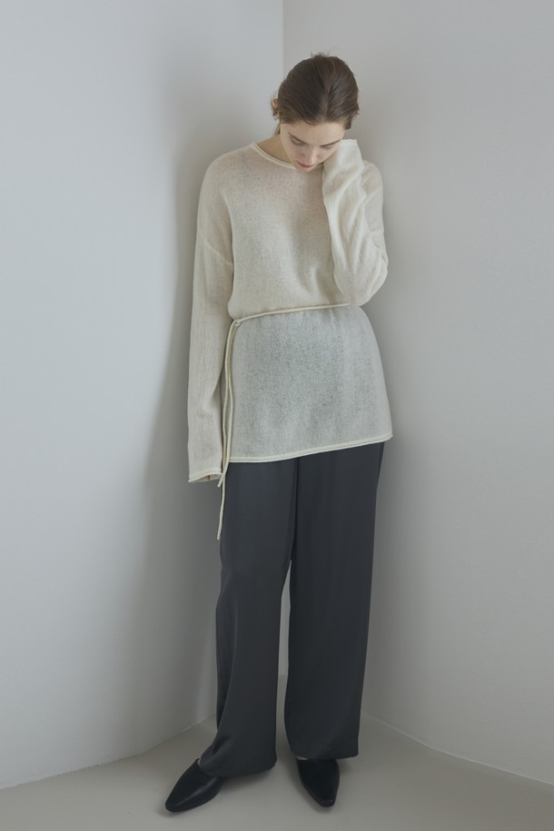 **실키 팬츠_다크 그레이**는 부드러운 촉감의 폴리에스테르 소재로 제작되어 편안한 착용감을 선사합니다. 얇은 두께감에 루즈핏 와이드 디자인으로, 봄, 여름, 가을 계절에 시원하고 스타일리시하게 연출할 수 있습니다. 다크 그레이 컬러의 무지 디자인으로 미니멀하고 베이직한 스타일을 연출하며, 니트웨어와 매치하기 좋습니다. 허리 밴딩으로 편안함을 더했으며, 데이트룩, 카페룩 등 다양한 TPO에 활용 가능합니다. 미니멀, 클래식, 캐주얼 스타일을 즐겨 입는 여성분들에게 추천합니다.
