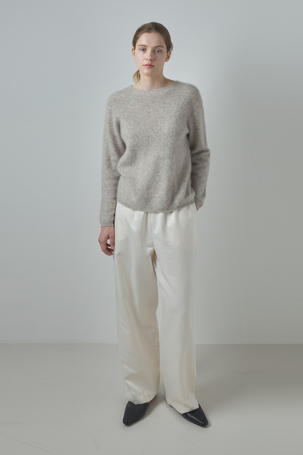 실키 팬츠_아이보리는 부드러운 촉감과 우아한 스타일을 연출하는 여성용 실키 와이드 팬츠입니다. 봄, 여름, 가을에 착용하기 좋으며, 베이직하면서도 세련된 무드를 자아냅니다. 아이보리, 브라운, 다크 그레이 세 가지 색상으로 출시되었으며, 얇은 두께감과 루즈핏으로 편안한 착용감을 선사합니다. 밴딩 처리된 허리 부분과 실키한 텍스처가 특징이며, 데이트룩, 카페룩, 모임룩 등 다양한 TPO에 활용 가능합니다. 니트웨어와 함께 매치하여 클래식하고 미니멀한 스타일을 연출하거나, 캐주얼한 상의와 함께 편안하게 스타일링할 수 있습니다.
