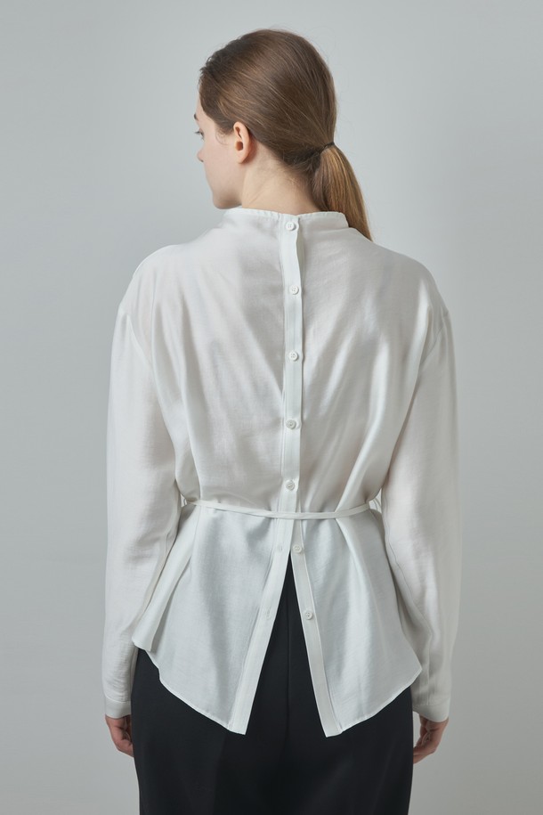 Lea 블라우스_아이보리는 부드러운 모달과 폴리에스터 혼방 소재로 제작되어 은은한 광택감과 고급스러운 분위기를 자아냅니다. 반소매 기장에 레귤러핏으로 편안하게 착용 가능하며, 허리 스트랩 디테일로 다양한 스타일 연출이 가능합니다. 드레이프 네크라인과 하프넥 디자인이 우아함을 더하며, 미니멀하고 클래식한 스타일을 선호하는 여성분들께 데이트룩, 모임룩으로 추천합니다. 아이보리, 다크그레이, 카키브라운 세 가지 컬러로 출시되어, 취향에 맞게 선택하여 봄, 여름, 가을 시즌에 활용할 수 있습니다. 투웨이 스타일링이 가능하여, 실용성까지 갖춘 블라우스입니다.
