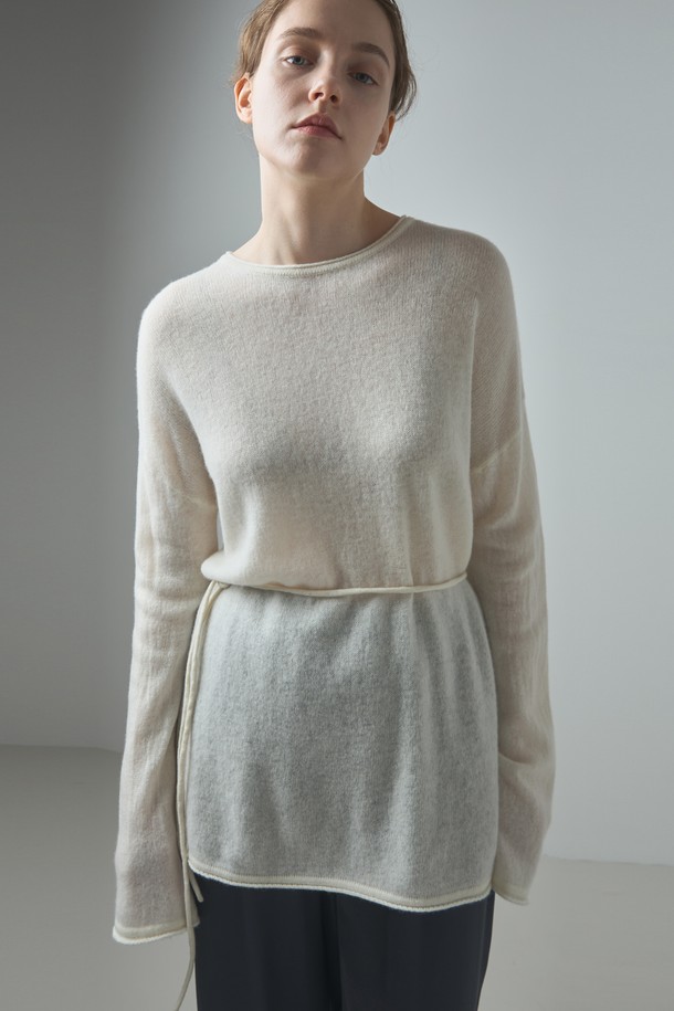 "Belted Round Knit_아이보리"는 부드러운 울과 캐시미어 혼방 소재의 라운드넥 니트/스웨터입니다. 허리 스트랩 디테일로 포인트를 주어 베이직하면서도 세련된 스타일을 연출합니다. 가을, 겨울 시즌 데일리룩, 카페룩, 모임룩 등 다양한 TPO에 활용하기 좋습니다.  루즈핏으로 편안한 착용감을 선사하며, 아이보리, 베이지, 그레이, 블랙 4가지 색상으로 만나보실 수 있습니다. 클래식, 미니멀, 캐주얼 스타일을 즐겨 입는 여성분들께 추천합니다.

