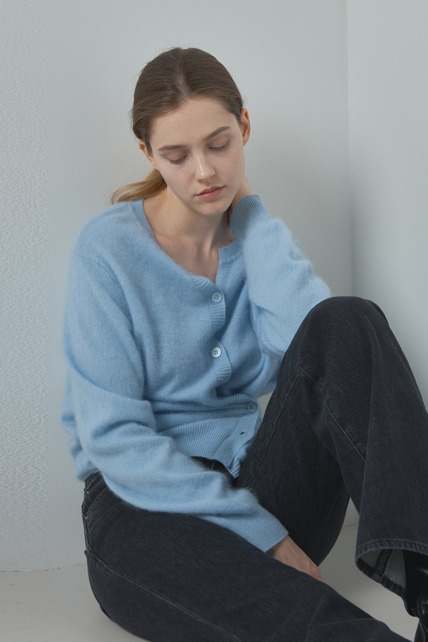 파우더 블루 색상의 Two way 캐시미어 가디건입니다. 부드러운 촉감의 캐시미어 소재로 제작되었으며, 라운드넥에 레귤러핏으로 편안하게 착용할 수 있습니다. 봄, 가을, 겨울 세 계절 모두 활용 가능하며, 미니멀하고 베이직한 스타일을 연출하기 좋습니다. 투웨이 스타일과 버튼다운 디자인으로 다양한 연출이 가능하며, 긴 소매와 두꺼운 두께감으로 따뜻함을 더했습니다.
