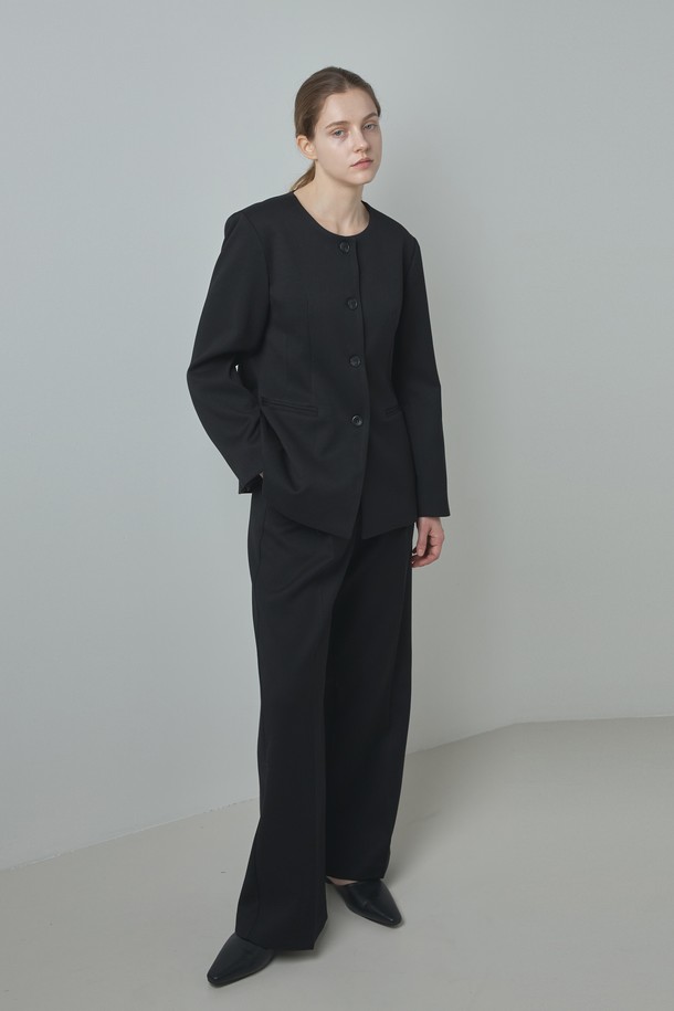 Formal Pants_Black은 미니멀하고 시크한 스타일의 포멀 팬츠입니다. 블랙 컬러에 슬림핏으로 떨어지는 긴 기장의 바지로, 오피스룩, 비즈니스 캐주얼, 출근룩 등 다양한 TPO에 활용하기 좋습니다. 부드러운 촉감의 폴리에스터, 레이온, 텐셀, 울 혼방 소재로 제작되어 사계절 내내 편안하게 착용할 수 있습니다. 엘롱게이티드 실루엣으로 세련된 핏을 연출하며, 무지 디자인으로 어떤 상의에도 잘 어울립니다.
