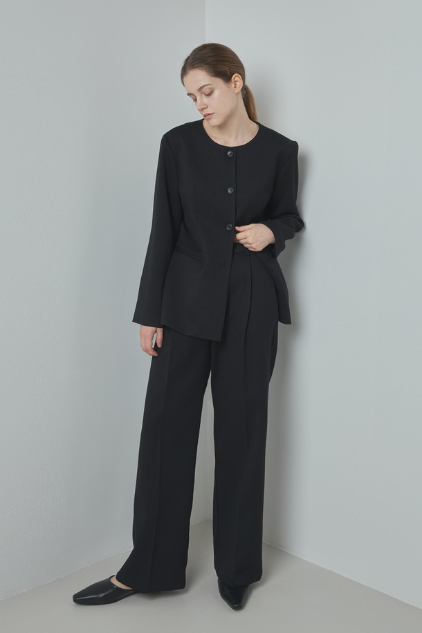 포멀 라인 재킷_블랙은 여성용 자켓으로, 미니멀하고 클래식한 스타일을 추구하는 분들을 위한 제품입니다. 울, 폴리에스테르, 레이온, 텐셀 등 다양한 소재를 혼방하여 부드러운 촉감과 중간 두께감으로 봄, 가을에 적합합니다. 라운드넥 디자인에 웨이스트 라인 실루엣으로 세련된 핏을 연출하며, 레귤러핏과 버튼 여밈 방식으로 편안함을 더했습니다. 오피스룩, 출근룩, 모임룩 등 다양한 TPO에 활용 가능하며, 시크한 매력을 뽐낼 수 있습니다. 긴 소매 크롭 기장의 블랙 자켓으로, 어떤 옷에도 쉽게 매치하여 스타일리시함을 완성해보세요.
