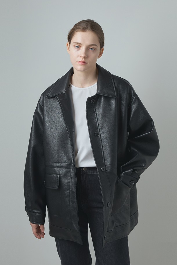 블랙 컬러의 여성용 레더 재킷입니다. 봄, 가을에 착용하기 좋은 얇은 두께의 크롭 기장으로, 캐주얼, 베이직한 스타일을 연출할 수 있습니다. 부드러운 폴리우레탄 소재로 제작되었으며, 긴 소매와 버튼 여밈 방식, 포켓 디테일이 특징입니다. 데이트룩, 쇼핑룩에 매치하여 캐주얼, 미니멀, 클래식한 스타일을 완성해보세요. 루즈핏으로 편안하게 착용 가능합니다.
