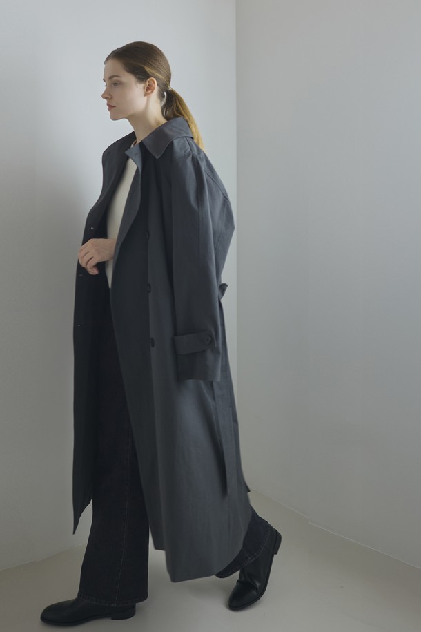 **에센셜 트렌치_다크 그레이**는 여성스러운 실루엣을 연출하는 롱 기장의 오버핏 트렌치코트입니다. 면과 폴리에스테르 혼방 소재로 제작되어 편안한 착용감을 선사하며, 봄, 가을 시즌에 적합합니다. 다크 그레이 컬러와 무지 디자인이 어우러져 클래식하고 세련된 스타일을 완성합니다. 버튼 여밈 방식으로 간편하게 착용 가능하며, 긴 소매 기장으로 다양한 스타일링에 활용할 수 있습니다. 출근룩, 오피스룩, 모임룩 등 TPO에 구애받지 않고 미니멀하고 시크한 스타일을 연출해보세요.
