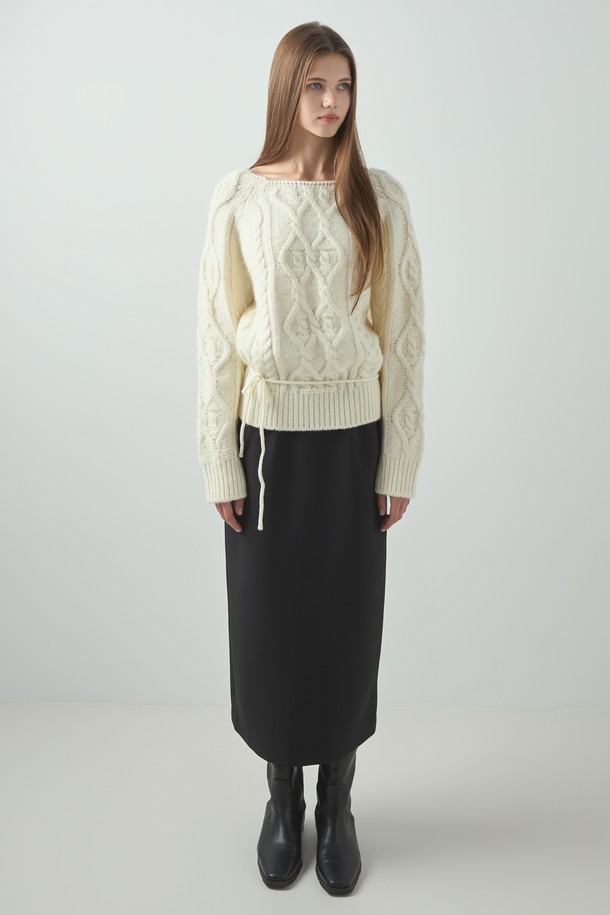 아이보리 컬러의 Alpaca Cable Knit(알파카 케이블 니트)는 여성용 니트/스웨터입니다. 울 소재로 제작되어 부드러운 촉감을 선사하며, 가을과 겨울에 따뜻하게 착용할 수 있습니다. 레귤러 핏과 라운드넥 디자인으로 베이직하고 클래식한 분위기를 연출하며, 케이블 니트 패턴과 리브 디테일이 특징입니다. 출근룩, 모임룩, 데이트룩 등 다양한 TPO에 활용 가능하며, 클래식, 미니멀, 캐주얼 스타일을 즐겨 입는 분들께 추천합니다. 두꺼운 두께감으로 포근함을 더했습니다.
