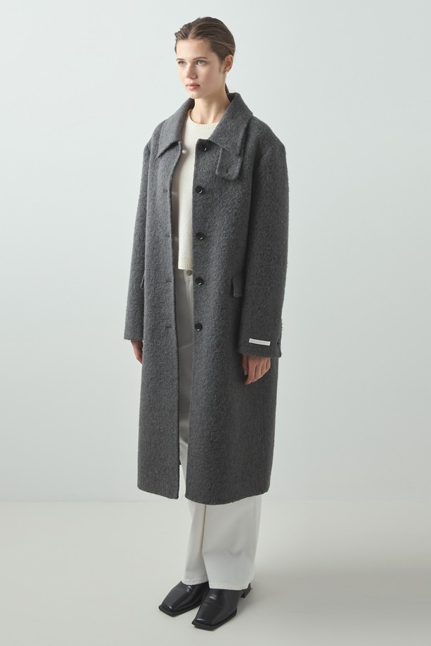 알파카 싱글 핸드메이드 코트_차콜은 부드러운 촉감의 울(Wool) 소재로 제작되어 가을, 겨울 시즌에 따뜻하게 착용할 수 있는 여성용 코트입니다. 클래식하고 미니멀한 디자인으로 출근룩, 오피스룩, 모임룩 등 다양한 TPO에 활용 가능하며, 레귤러핏에 롱 기장, 긴 소매, 하이넥 디자인이 특징입니다. 차콜 컬러의 무지(Plain) 패턴으로 어떤 옷에도 쉽게 매치할 수 있으며, 버튼 여밈 방식의 싱글 코트 타입입니다. 두께감이 있어 겨울철에도 든든하게 몸을 감싸줍니다. 포켓 디테일로 실용성을 더했습니다.
