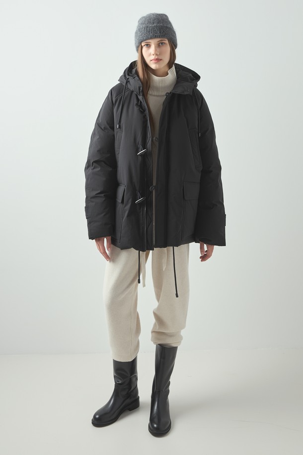 Goose 더블 패딩_블랙은 여성 겨울철 일상룩을 위한 패딩입니다. 미니멀하고 캐주얼한 스타일로, 무지 디자인에 오버핏 크롭 기장으로 제작되었습니다. 부드러운 촉감의 나일론 소재와 두꺼운 두께로 보온성을 높였으며, 후드, 덕다운, 포켓 등의 특징을 갖추고 있습니다. 집업 여밈 방식에 긴 소매로 편안하게 착용할 수 있으며, 안감은 패딩 처리되었습니다.
