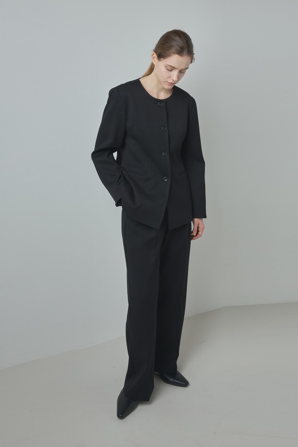 Formal Pants_Black은 미니멀하고 시크한 스타일의 포멀 팬츠입니다. 블랙 컬러에 슬림핏으로 떨어지는 긴 기장의 바지로, 오피스룩, 비즈니스 캐주얼, 출근룩 등 다양한 TPO에 활용하기 좋습니다. 부드러운 촉감의 폴리에스터, 레이온, 텐셀, 울 혼방 소재로 제작되어 사계절 내내 편안하게 착용할 수 있습니다. 엘롱게이티드 실루엣으로 세련된 핏을 연출하며, 무지 디자인으로 어떤 상의에도 잘 어울립니다.
