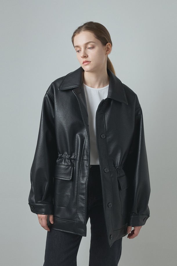 블랙 컬러의 여성용 레더 재킷입니다. 봄, 가을에 착용하기 좋은 얇은 두께의 크롭 기장으로, 캐주얼, 베이직한 스타일을 연출할 수 있습니다. 부드러운 폴리우레탄 소재로 제작되었으며, 긴 소매와 버튼 여밈 방식, 포켓 디테일이 특징입니다. 데이트룩, 쇼핑룩에 매치하여 캐주얼, 미니멀, 클래식한 스타일을 완성해보세요. 루즈핏으로 편안하게 착용 가능합니다.
