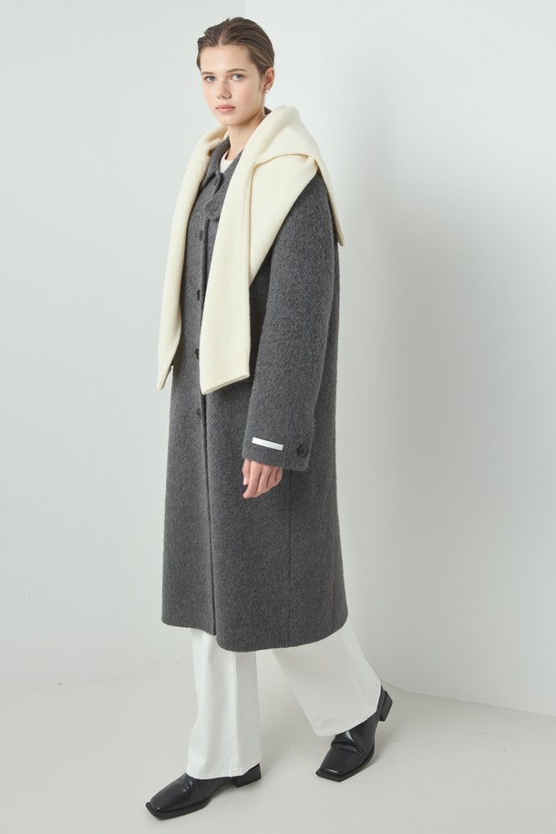 알파카 싱글 핸드메이드 코트_차콜은 부드러운 촉감의 울(Wool) 소재로 제작되어 가을, 겨울 시즌에 따뜻하게 착용할 수 있는 여성용 코트입니다. 클래식하고 미니멀한 디자인으로 출근룩, 오피스룩, 모임룩 등 다양한 TPO에 활용 가능하며, 레귤러핏에 롱 기장, 긴 소매, 하이넥 디자인이 특징입니다. 차콜 컬러의 무지(Plain) 패턴으로 어떤 옷에도 쉽게 매치할 수 있으며, 버튼 여밈 방식의 싱글 코트 타입입니다. 두께감이 있어 겨울철에도 든든하게 몸을 감싸줍니다. 포켓 디테일로 실용성을 더했습니다.
