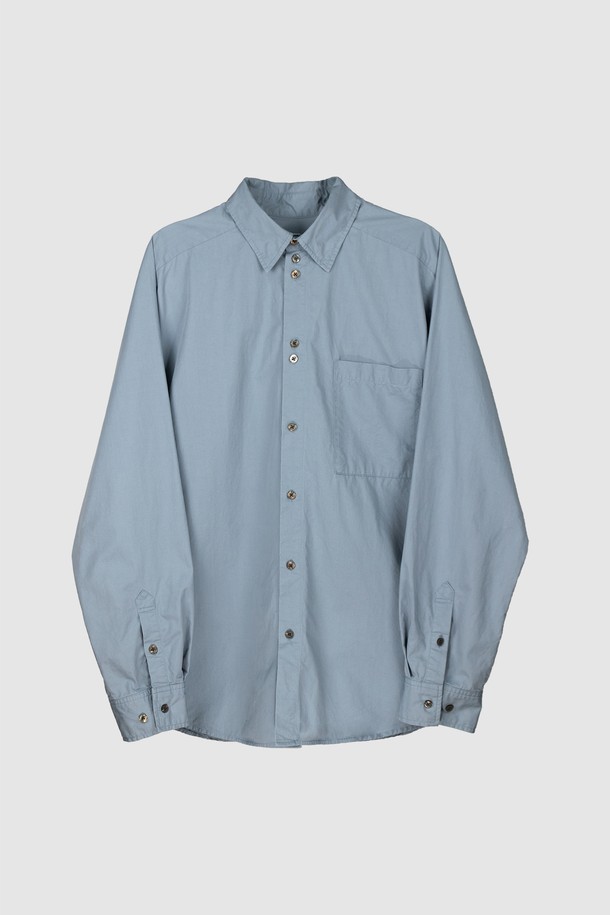 **Diagonal Seam Shirt (다이어고널 심 셔츠) - cloudy blue (클라우디 블루)**

미니멀하고 클래식한 무드의 남성 셔츠입니다. 얇고 부드러운 면 소재로 제작되어 봄, 여름, 가을 계절에 시원하게 착용하기 좋습니다. 은은한 하늘색 컬러는 어떤 룩에도 자연스럽게 어울리며, 차이나 칼라와 레귤러 핏으로 깔끔한 실루엣을 연출합니다. 자개 단추, 효소 워싱 가공, 사선 옆솔기선, 후면부 사선 절개 등 섬세한 디테일이 돋보입니다. 데이트룩, 카페룩, 비즈니스 캐주얼 등 다양한 TPO에 활용하기 좋은 아이템입니다.
