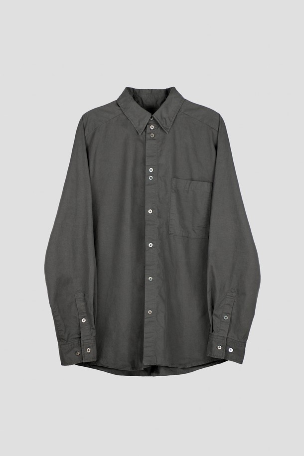 Diagonal Seam Shirt (다이어고널 심 셔츠) 머키 브라운 색상은 클래식과 미니멀 무드를 동시에 연출하는 남성 셔츠입니다. 부드러운 면 소재로 제작되어 사계절 내내 편안하게 착용 가능하며, 레귤러 핏과 긴 소매 기장으로 깔끔한 실루엣을 선사합니다. 차이나 칼라와 무지 디자인이 세련된 느낌을 더하며, 자개 단추, 효소 워싱 가공, 연속 단추 디테일, 사선 옆솔기선, 후면부 몸판 사선-곡선 절개, 히든 버튼 등의 섬세한 디테일이 돋보입니다. 데이트룩, 카페룩, 비즈니스 캐주얼 등 다양한 TPO에 활용할 수 있는 시크한 셔츠입니다.
