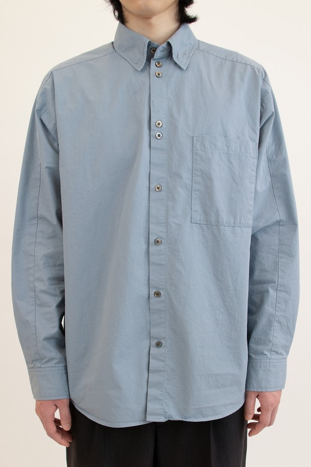**Diagonal Seam Shirt (다이어고널 심 셔츠) - cloudy blue (클라우디 블루)**

미니멀하고 클래식한 무드의 남성 셔츠입니다. 얇고 부드러운 면 소재로 제작되어 봄, 여름, 가을 계절에 시원하게 착용하기 좋습니다. 은은한 하늘색 컬러는 어떤 룩에도 자연스럽게 어울리며, 차이나 칼라와 레귤러 핏으로 깔끔한 실루엣을 연출합니다. 자개 단추, 효소 워싱 가공, 사선 옆솔기선, 후면부 사선 절개 등 섬세한 디테일이 돋보입니다. 데이트룩, 카페룩, 비즈니스 캐주얼 등 다양한 TPO에 활용하기 좋은 아이템입니다.
