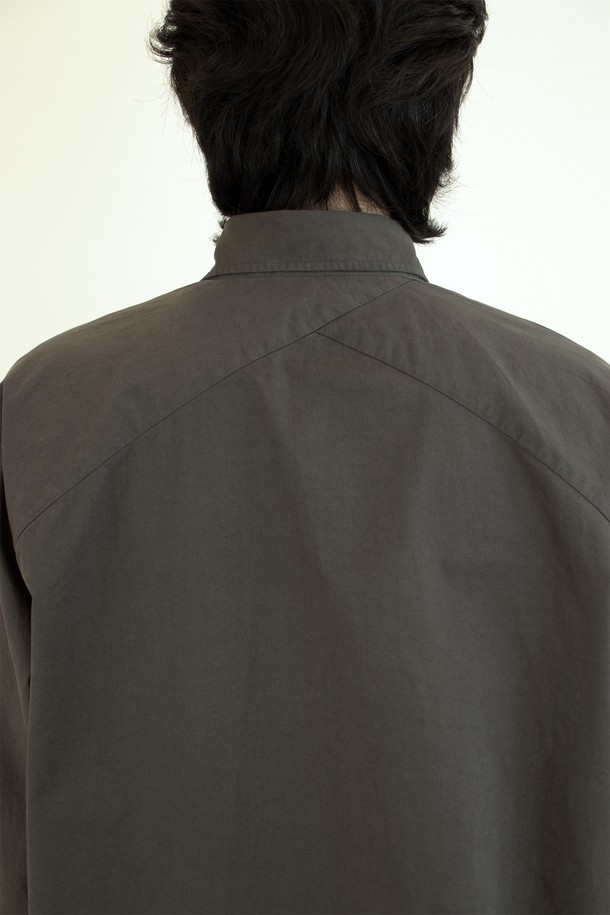 Diagonal Seam Shirt (다이어고널 심 셔츠) 머키 브라운 색상은 클래식과 미니멀 무드를 동시에 연출하는 남성 셔츠입니다. 부드러운 면 소재로 제작되어 사계절 내내 편안하게 착용 가능하며, 레귤러 핏과 긴 소매 기장으로 깔끔한 실루엣을 선사합니다. 차이나 칼라와 무지 디자인이 세련된 느낌을 더하며, 자개 단추, 효소 워싱 가공, 연속 단추 디테일, 사선 옆솔기선, 후면부 몸판 사선-곡선 절개, 히든 버튼 등의 섬세한 디테일이 돋보입니다. 데이트룩, 카페룩, 비즈니스 캐주얼 등 다양한 TPO에 활용할 수 있는 시크한 셔츠입니다.
