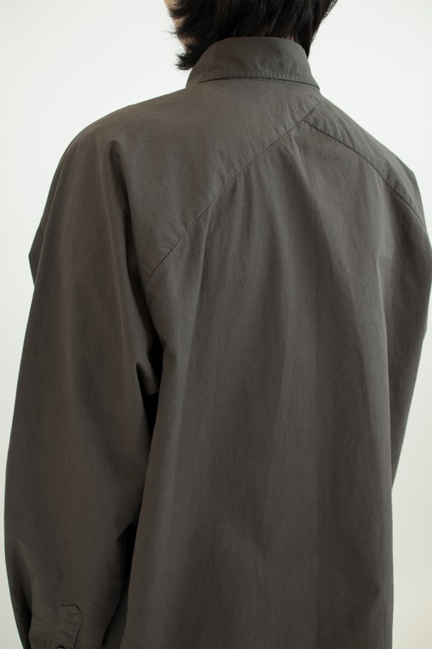 Diagonal Seam Shirt (다이어고널 심 셔츠) 머키 브라운 색상은 클래식과 미니멀 무드를 동시에 연출하는 남성 셔츠입니다. 부드러운 면 소재로 제작되어 사계절 내내 편안하게 착용 가능하며, 레귤러 핏과 긴 소매 기장으로 깔끔한 실루엣을 선사합니다. 차이나 칼라와 무지 디자인이 세련된 느낌을 더하며, 자개 단추, 효소 워싱 가공, 연속 단추 디테일, 사선 옆솔기선, 후면부 몸판 사선-곡선 절개, 히든 버튼 등의 섬세한 디테일이 돋보입니다. 데이트룩, 카페룩, 비즈니스 캐주얼 등 다양한 TPO에 활용할 수 있는 시크한 셔츠입니다.
