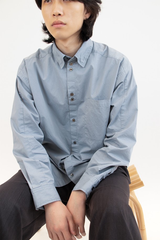 **Diagonal Seam Shirt (다이어고널 심 셔츠) - cloudy blue (클라우디 블루)**

미니멀하고 클래식한 무드의 남성 셔츠입니다. 얇고 부드러운 면 소재로 제작되어 봄, 여름, 가을 계절에 시원하게 착용하기 좋습니다. 은은한 하늘색 컬러는 어떤 룩에도 자연스럽게 어울리며, 차이나 칼라와 레귤러 핏으로 깔끔한 실루엣을 연출합니다. 자개 단추, 효소 워싱 가공, 사선 옆솔기선, 후면부 사선 절개 등 섬세한 디테일이 돋보입니다. 데이트룩, 카페룩, 비즈니스 캐주얼 등 다양한 TPO에 활용하기 좋은 아이템입니다.
