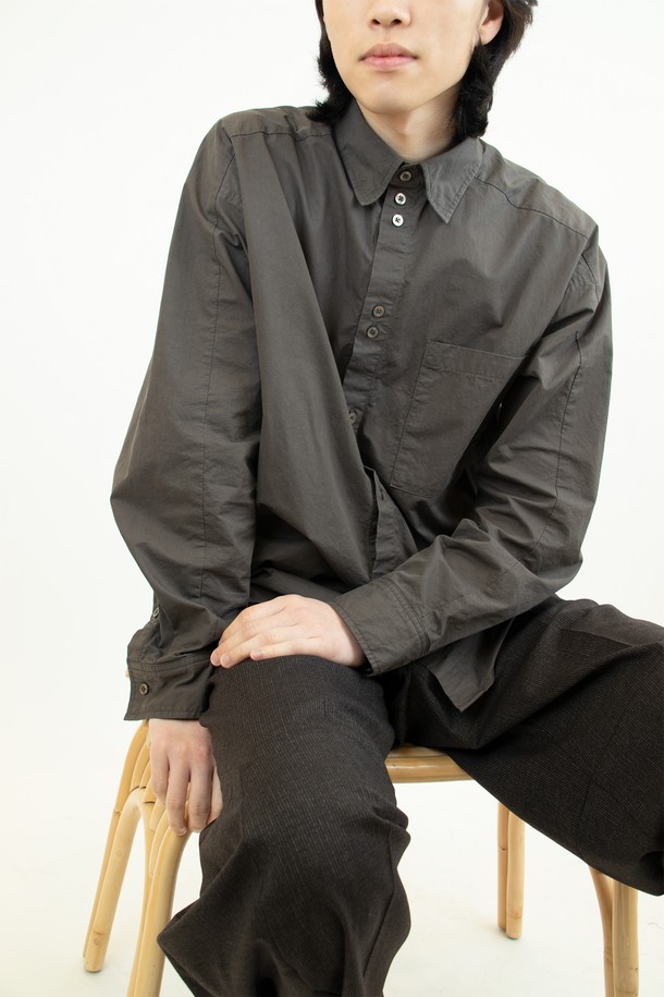 Diagonal Seam Shirt (다이어고널 심 셔츠) 머키 브라운 색상은 클래식과 미니멀 무드를 동시에 연출하는 남성 셔츠입니다. 부드러운 면 소재로 제작되어 사계절 내내 편안하게 착용 가능하며, 레귤러 핏과 긴 소매 기장으로 깔끔한 실루엣을 선사합니다. 차이나 칼라와 무지 디자인이 세련된 느낌을 더하며, 자개 단추, 효소 워싱 가공, 연속 단추 디테일, 사선 옆솔기선, 후면부 몸판 사선-곡선 절개, 히든 버튼 등의 섬세한 디테일이 돋보입니다. 데이트룩, 카페룩, 비즈니스 캐주얼 등 다양한 TPO에 활용할 수 있는 시크한 셔츠입니다.
