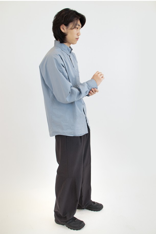 **Diagonal Seam Shirt (다이어고널 심 셔츠) - cloudy blue (클라우디 블루)**

미니멀하고 클래식한 무드의 남성 셔츠입니다. 얇고 부드러운 면 소재로 제작되어 봄, 여름, 가을 계절에 시원하게 착용하기 좋습니다. 은은한 하늘색 컬러는 어떤 룩에도 자연스럽게 어울리며, 차이나 칼라와 레귤러 핏으로 깔끔한 실루엣을 연출합니다. 자개 단추, 효소 워싱 가공, 사선 옆솔기선, 후면부 사선 절개 등 섬세한 디테일이 돋보입니다. 데이트룩, 카페룩, 비즈니스 캐주얼 등 다양한 TPO에 활용하기 좋은 아이템입니다.
