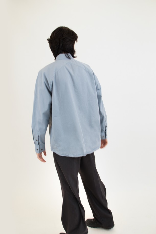 **Diagonal Seam Shirt (다이어고널 심 셔츠) - cloudy blue (클라우디 블루)**

미니멀하고 클래식한 무드의 남성 셔츠입니다. 얇고 부드러운 면 소재로 제작되어 봄, 여름, 가을 계절에 시원하게 착용하기 좋습니다. 은은한 하늘색 컬러는 어떤 룩에도 자연스럽게 어울리며, 차이나 칼라와 레귤러 핏으로 깔끔한 실루엣을 연출합니다. 자개 단추, 효소 워싱 가공, 사선 옆솔기선, 후면부 사선 절개 등 섬세한 디테일이 돋보입니다. 데이트룩, 카페룩, 비즈니스 캐주얼 등 다양한 TPO에 활용하기 좋은 아이템입니다.
