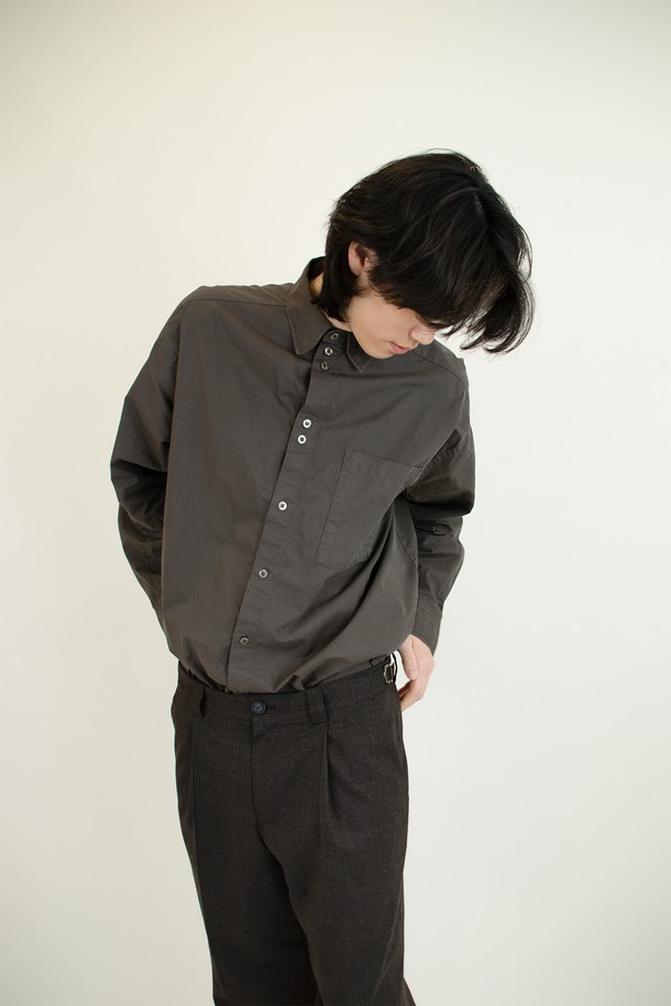 Diagonal Seam Shirt (다이어고널 심 셔츠) 머키 브라운 색상은 클래식과 미니멀 무드를 동시에 연출하는 남성 셔츠입니다. 부드러운 면 소재로 제작되어 사계절 내내 편안하게 착용 가능하며, 레귤러 핏과 긴 소매 기장으로 깔끔한 실루엣을 선사합니다. 차이나 칼라와 무지 디자인이 세련된 느낌을 더하며, 자개 단추, 효소 워싱 가공, 연속 단추 디테일, 사선 옆솔기선, 후면부 몸판 사선-곡선 절개, 히든 버튼 등의 섬세한 디테일이 돋보입니다. 데이트룩, 카페룩, 비즈니스 캐주얼 등 다양한 TPO에 활용할 수 있는 시크한 셔츠입니다.
