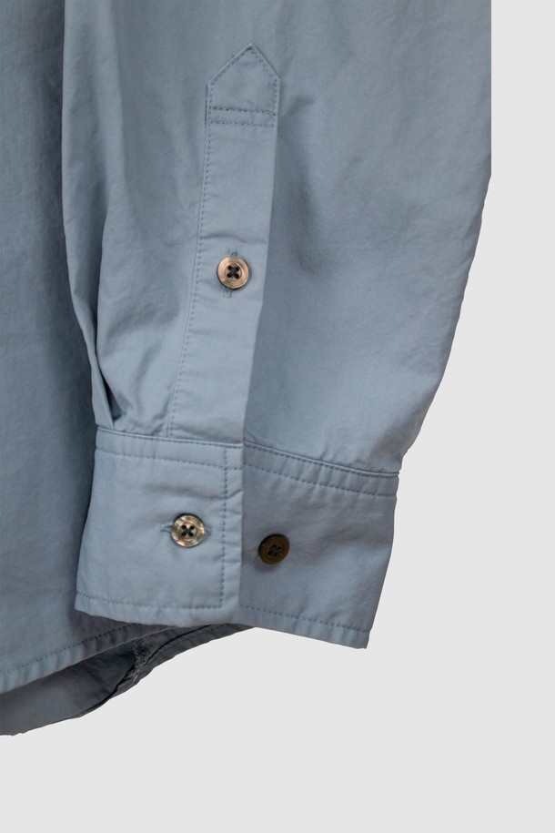 **Diagonal Seam Shirt (다이어고널 심 셔츠) - cloudy blue (클라우디 블루)**

미니멀하고 클래식한 무드의 남성 셔츠입니다. 얇고 부드러운 면 소재로 제작되어 봄, 여름, 가을 계절에 시원하게 착용하기 좋습니다. 은은한 하늘색 컬러는 어떤 룩에도 자연스럽게 어울리며, 차이나 칼라와 레귤러 핏으로 깔끔한 실루엣을 연출합니다. 자개 단추, 효소 워싱 가공, 사선 옆솔기선, 후면부 사선 절개 등 섬세한 디테일이 돋보입니다. 데이트룩, 카페룩, 비즈니스 캐주얼 등 다양한 TPO에 활용하기 좋은 아이템입니다.
