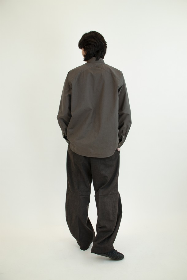 Diagonal Seam Shirt (다이어고널 심 셔츠) 머키 브라운 색상은 클래식과 미니멀 무드를 동시에 연출하는 남성 셔츠입니다. 부드러운 면 소재로 제작되어 사계절 내내 편안하게 착용 가능하며, 레귤러 핏과 긴 소매 기장으로 깔끔한 실루엣을 선사합니다. 차이나 칼라와 무지 디자인이 세련된 느낌을 더하며, 자개 단추, 효소 워싱 가공, 연속 단추 디테일, 사선 옆솔기선, 후면부 몸판 사선-곡선 절개, 히든 버튼 등의 섬세한 디테일이 돋보입니다. 데이트룩, 카페룩, 비즈니스 캐주얼 등 다양한 TPO에 활용할 수 있는 시크한 셔츠입니다.
