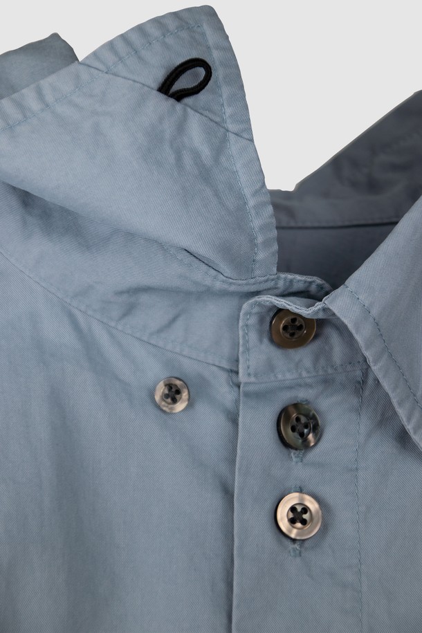 **Diagonal Seam Shirt (다이어고널 심 셔츠) - cloudy blue (클라우디 블루)**

미니멀하고 클래식한 무드의 남성 셔츠입니다. 얇고 부드러운 면 소재로 제작되어 봄, 여름, 가을 계절에 시원하게 착용하기 좋습니다. 은은한 하늘색 컬러는 어떤 룩에도 자연스럽게 어울리며, 차이나 칼라와 레귤러 핏으로 깔끔한 실루엣을 연출합니다. 자개 단추, 효소 워싱 가공, 사선 옆솔기선, 후면부 사선 절개 등 섬세한 디테일이 돋보입니다. 데이트룩, 카페룩, 비즈니스 캐주얼 등 다양한 TPO에 활용하기 좋은 아이템입니다.
