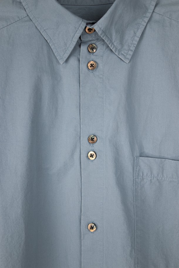 **Diagonal Seam Shirt (다이어고널 심 셔츠) - cloudy blue (클라우디 블루)**

미니멀하고 클래식한 무드의 남성 셔츠입니다. 얇고 부드러운 면 소재로 제작되어 봄, 여름, 가을 계절에 시원하게 착용하기 좋습니다. 은은한 하늘색 컬러는 어떤 룩에도 자연스럽게 어울리며, 차이나 칼라와 레귤러 핏으로 깔끔한 실루엣을 연출합니다. 자개 단추, 효소 워싱 가공, 사선 옆솔기선, 후면부 사선 절개 등 섬세한 디테일이 돋보입니다. 데이트룩, 카페룩, 비즈니스 캐주얼 등 다양한 TPO에 활용하기 좋은 아이템입니다.
