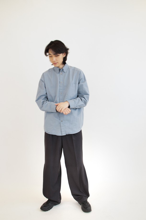 **Diagonal Seam Shirt (다이어고널 심 셔츠) - cloudy blue (클라우디 블루)**

미니멀하고 클래식한 무드의 남성 셔츠입니다. 얇고 부드러운 면 소재로 제작되어 봄, 여름, 가을 계절에 시원하게 착용하기 좋습니다. 은은한 하늘색 컬러는 어떤 룩에도 자연스럽게 어울리며, 차이나 칼라와 레귤러 핏으로 깔끔한 실루엣을 연출합니다. 자개 단추, 효소 워싱 가공, 사선 옆솔기선, 후면부 사선 절개 등 섬세한 디테일이 돋보입니다. 데이트룩, 카페룩, 비즈니스 캐주얼 등 다양한 TPO에 활용하기 좋은 아이템입니다.
