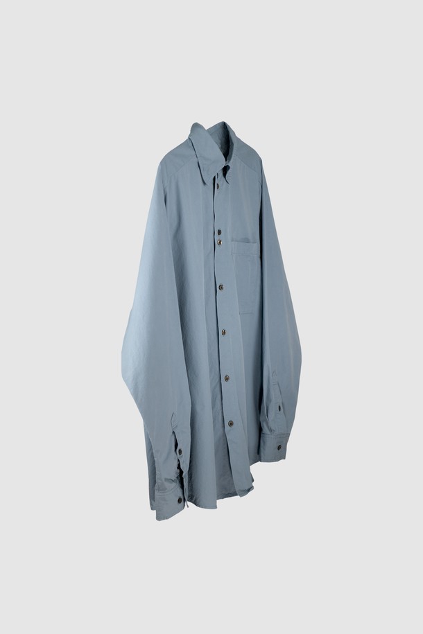 **Diagonal Seam Shirt (다이어고널 심 셔츠) - cloudy blue (클라우디 블루)**

미니멀하고 클래식한 무드의 남성 셔츠입니다. 얇고 부드러운 면 소재로 제작되어 봄, 여름, 가을 계절에 시원하게 착용하기 좋습니다. 은은한 하늘색 컬러는 어떤 룩에도 자연스럽게 어울리며, 차이나 칼라와 레귤러 핏으로 깔끔한 실루엣을 연출합니다. 자개 단추, 효소 워싱 가공, 사선 옆솔기선, 후면부 사선 절개 등 섬세한 디테일이 돋보입니다. 데이트룩, 카페룩, 비즈니스 캐주얼 등 다양한 TPO에 활용하기 좋은 아이템입니다.
