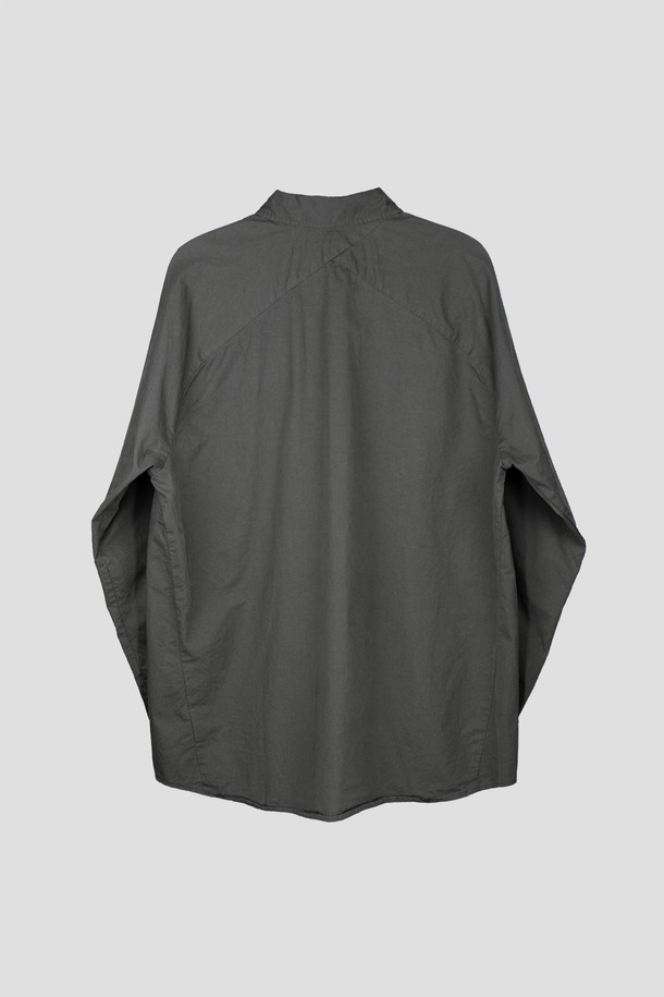 Diagonal Seam Shirt (다이어고널 심 셔츠) 머키 브라운 색상은 클래식과 미니멀 무드를 동시에 연출하는 남성 셔츠입니다. 부드러운 면 소재로 제작되어 사계절 내내 편안하게 착용 가능하며, 레귤러 핏과 긴 소매 기장으로 깔끔한 실루엣을 선사합니다. 차이나 칼라와 무지 디자인이 세련된 느낌을 더하며, 자개 단추, 효소 워싱 가공, 연속 단추 디테일, 사선 옆솔기선, 후면부 몸판 사선-곡선 절개, 히든 버튼 등의 섬세한 디테일이 돋보입니다. 데이트룩, 카페룩, 비즈니스 캐주얼 등 다양한 TPO에 활용할 수 있는 시크한 셔츠입니다.
