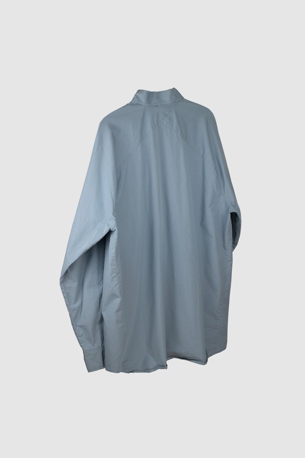 **Diagonal Seam Shirt (다이어고널 심 셔츠) - cloudy blue (클라우디 블루)**

미니멀하고 클래식한 무드의 남성 셔츠입니다. 얇고 부드러운 면 소재로 제작되어 봄, 여름, 가을 계절에 시원하게 착용하기 좋습니다. 은은한 하늘색 컬러는 어떤 룩에도 자연스럽게 어울리며, 차이나 칼라와 레귤러 핏으로 깔끔한 실루엣을 연출합니다. 자개 단추, 효소 워싱 가공, 사선 옆솔기선, 후면부 사선 절개 등 섬세한 디테일이 돋보입니다. 데이트룩, 카페룩, 비즈니스 캐주얼 등 다양한 TPO에 활용하기 좋은 아이템입니다.

