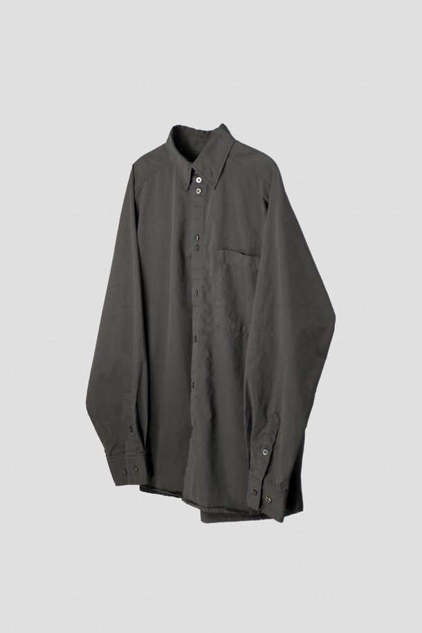 Diagonal Seam Shirt (다이어고널 심 셔츠) 머키 브라운 색상은 클래식과 미니멀 무드를 동시에 연출하는 남성 셔츠입니다. 부드러운 면 소재로 제작되어 사계절 내내 편안하게 착용 가능하며, 레귤러 핏과 긴 소매 기장으로 깔끔한 실루엣을 선사합니다. 차이나 칼라와 무지 디자인이 세련된 느낌을 더하며, 자개 단추, 효소 워싱 가공, 연속 단추 디테일, 사선 옆솔기선, 후면부 몸판 사선-곡선 절개, 히든 버튼 등의 섬세한 디테일이 돋보입니다. 데이트룩, 카페룩, 비즈니스 캐주얼 등 다양한 TPO에 활용할 수 있는 시크한 셔츠입니다.
