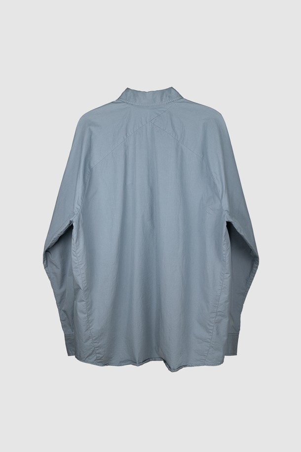 **Diagonal Seam Shirt (다이어고널 심 셔츠) - cloudy blue (클라우디 블루)**

미니멀하고 클래식한 무드의 남성 셔츠입니다. 얇고 부드러운 면 소재로 제작되어 봄, 여름, 가을 계절에 시원하게 착용하기 좋습니다. 은은한 하늘색 컬러는 어떤 룩에도 자연스럽게 어울리며, 차이나 칼라와 레귤러 핏으로 깔끔한 실루엣을 연출합니다. 자개 단추, 효소 워싱 가공, 사선 옆솔기선, 후면부 사선 절개 등 섬세한 디테일이 돋보입니다. 데이트룩, 카페룩, 비즈니스 캐주얼 등 다양한 TPO에 활용하기 좋은 아이템입니다.
