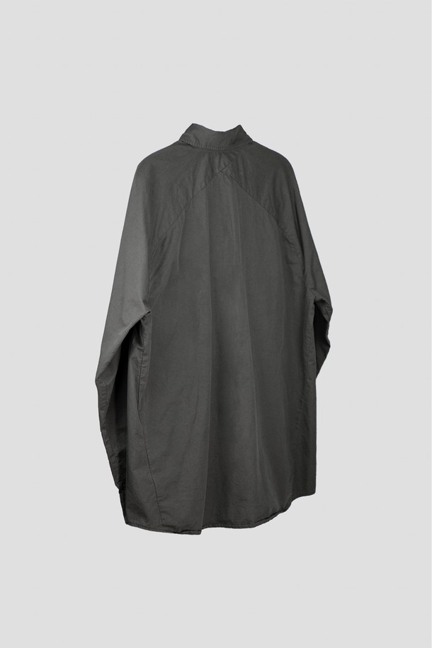 Diagonal Seam Shirt (다이어고널 심 셔츠) 머키 브라운 색상은 클래식과 미니멀 무드를 동시에 연출하는 남성 셔츠입니다. 부드러운 면 소재로 제작되어 사계절 내내 편안하게 착용 가능하며, 레귤러 핏과 긴 소매 기장으로 깔끔한 실루엣을 선사합니다. 차이나 칼라와 무지 디자인이 세련된 느낌을 더하며, 자개 단추, 효소 워싱 가공, 연속 단추 디테일, 사선 옆솔기선, 후면부 몸판 사선-곡선 절개, 히든 버튼 등의 섬세한 디테일이 돋보입니다. 데이트룩, 카페룩, 비즈니스 캐주얼 등 다양한 TPO에 활용할 수 있는 시크한 셔츠입니다.
