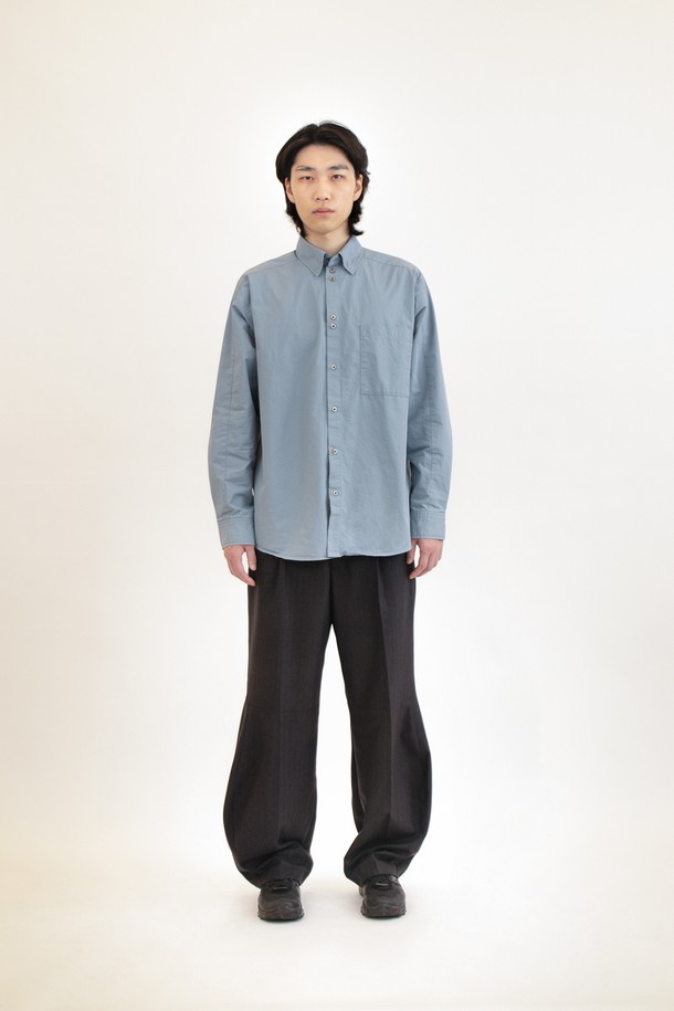 **Diagonal Seam Shirt (다이어고널 심 셔츠) - cloudy blue (클라우디 블루)**

미니멀하고 클래식한 무드의 남성 셔츠입니다. 얇고 부드러운 면 소재로 제작되어 봄, 여름, 가을 계절에 시원하게 착용하기 좋습니다. 은은한 하늘색 컬러는 어떤 룩에도 자연스럽게 어울리며, 차이나 칼라와 레귤러 핏으로 깔끔한 실루엣을 연출합니다. 자개 단추, 효소 워싱 가공, 사선 옆솔기선, 후면부 사선 절개 등 섬세한 디테일이 돋보입니다. 데이트룩, 카페룩, 비즈니스 캐주얼 등 다양한 TPO에 활용하기 좋은 아이템입니다.
