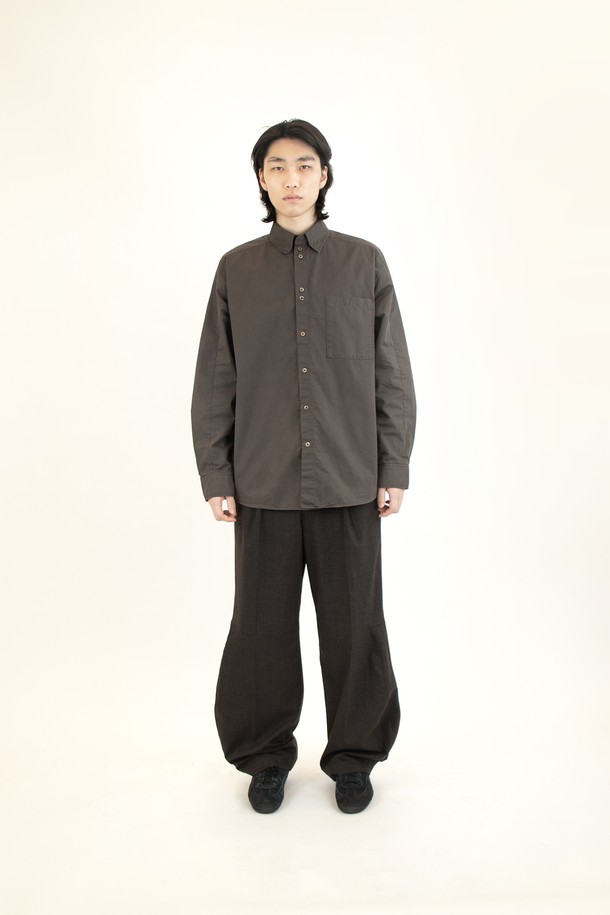 Diagonal Seam Shirt (다이어고널 심 셔츠) 머키 브라운 색상은 클래식과 미니멀 무드를 동시에 연출하는 남성 셔츠입니다. 부드러운 면 소재로 제작되어 사계절 내내 편안하게 착용 가능하며, 레귤러 핏과 긴 소매 기장으로 깔끔한 실루엣을 선사합니다. 차이나 칼라와 무지 디자인이 세련된 느낌을 더하며, 자개 단추, 효소 워싱 가공, 연속 단추 디테일, 사선 옆솔기선, 후면부 몸판 사선-곡선 절개, 히든 버튼 등의 섬세한 디테일이 돋보입니다. 데이트룩, 카페룩, 비즈니스 캐주얼 등 다양한 TPO에 활용할 수 있는 시크한 셔츠입니다.
