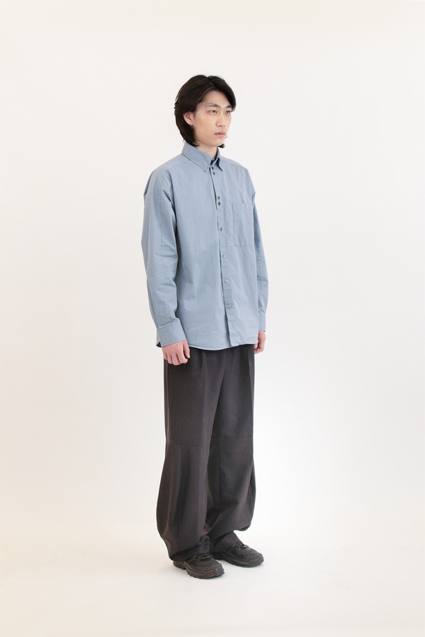 **Diagonal Seam Shirt (다이어고널 심 셔츠) - cloudy blue (클라우디 블루)**

미니멀하고 클래식한 무드의 남성 셔츠입니다. 얇고 부드러운 면 소재로 제작되어 봄, 여름, 가을 계절에 시원하게 착용하기 좋습니다. 은은한 하늘색 컬러는 어떤 룩에도 자연스럽게 어울리며, 차이나 칼라와 레귤러 핏으로 깔끔한 실루엣을 연출합니다. 자개 단추, 효소 워싱 가공, 사선 옆솔기선, 후면부 사선 절개 등 섬세한 디테일이 돋보입니다. 데이트룩, 카페룩, 비즈니스 캐주얼 등 다양한 TPO에 활용하기 좋은 아이템입니다.
