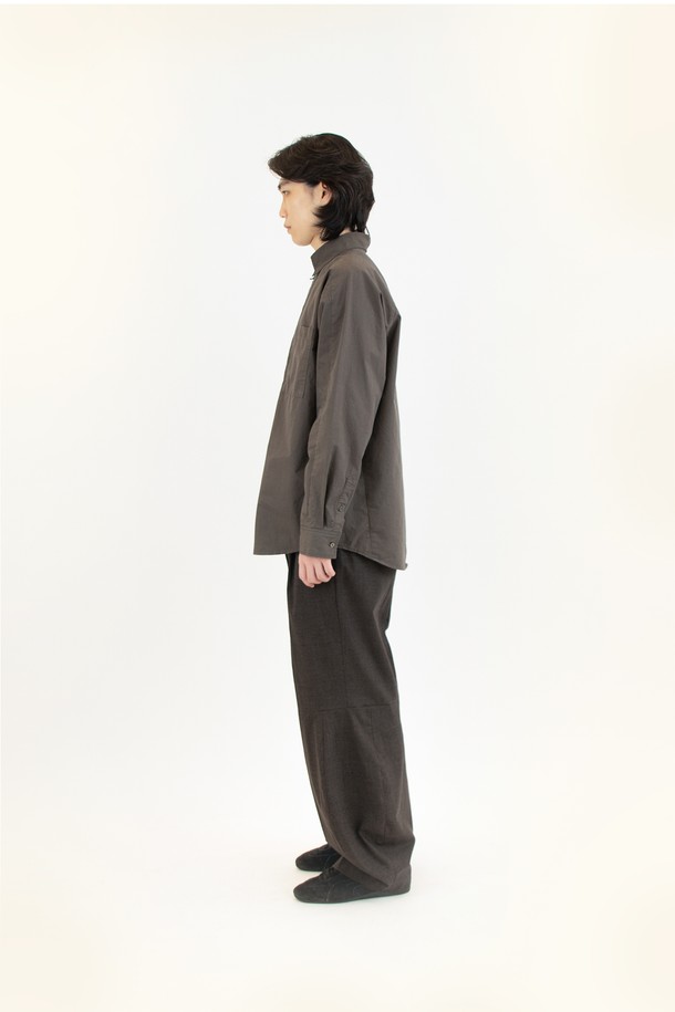 Diagonal Seam Shirt (다이어고널 심 셔츠) 머키 브라운 색상은 클래식과 미니멀 무드를 동시에 연출하는 남성 셔츠입니다. 부드러운 면 소재로 제작되어 사계절 내내 편안하게 착용 가능하며, 레귤러 핏과 긴 소매 기장으로 깔끔한 실루엣을 선사합니다. 차이나 칼라와 무지 디자인이 세련된 느낌을 더하며, 자개 단추, 효소 워싱 가공, 연속 단추 디테일, 사선 옆솔기선, 후면부 몸판 사선-곡선 절개, 히든 버튼 등의 섬세한 디테일이 돋보입니다. 데이트룩, 카페룩, 비즈니스 캐주얼 등 다양한 TPO에 활용할 수 있는 시크한 셔츠입니다.
