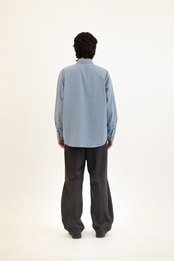 **Diagonal Seam Shirt (다이어고널 심 셔츠) - cloudy blue (클라우디 블루)**

미니멀하고 클래식한 무드의 남성 셔츠입니다. 얇고 부드러운 면 소재로 제작되어 봄, 여름, 가을 계절에 시원하게 착용하기 좋습니다. 은은한 하늘색 컬러는 어떤 룩에도 자연스럽게 어울리며, 차이나 칼라와 레귤러 핏으로 깔끔한 실루엣을 연출합니다. 자개 단추, 효소 워싱 가공, 사선 옆솔기선, 후면부 사선 절개 등 섬세한 디테일이 돋보입니다. 데이트룩, 카페룩, 비즈니스 캐주얼 등 다양한 TPO에 활용하기 좋은 아이템입니다.
