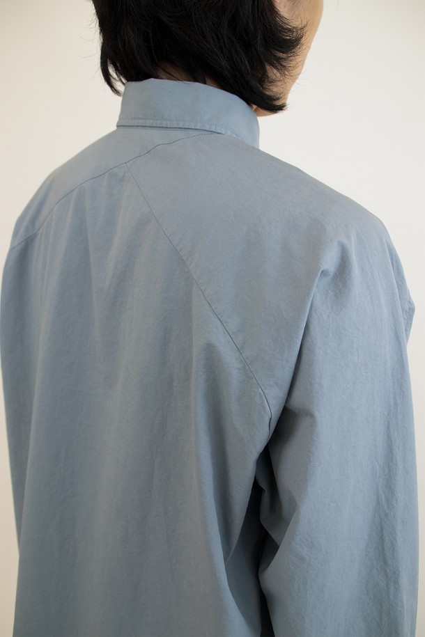 **Diagonal Seam Shirt (다이어고널 심 셔츠) - cloudy blue (클라우디 블루)**

미니멀하고 클래식한 무드의 남성 셔츠입니다. 얇고 부드러운 면 소재로 제작되어 봄, 여름, 가을 계절에 시원하게 착용하기 좋습니다. 은은한 하늘색 컬러는 어떤 룩에도 자연스럽게 어울리며, 차이나 칼라와 레귤러 핏으로 깔끔한 실루엣을 연출합니다. 자개 단추, 효소 워싱 가공, 사선 옆솔기선, 후면부 사선 절개 등 섬세한 디테일이 돋보입니다. 데이트룩, 카페룩, 비즈니스 캐주얼 등 다양한 TPO에 활용하기 좋은 아이템입니다.
