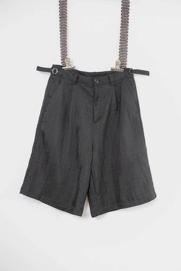 "Shelter Half Pants(쉘터 하프 팬츠)_____black"는 미니멀하고 시크한 스타일을 추구하는 남녀 모두에게 어울리는 와이드 팬츠입니다. 봄, 여름에 착용하기 적합하며, 부드러운 촉감과 은은한 광택감을 자랑하는 유럽산 폴리아미드 소재로 제작되었습니다. 허리 어드저스터와 YKK 지퍼 디테일, 턱 디테일이 돋보이며, 구김이 적어 편안하게 착용할 수 있습니다. 루즈핏의 긴 기장감과 블랙 컬러는 다양한 상의와 매치하여 데이트룩, 카페룩, 출근룩 등 폭넓은 TPO에 활용하기 좋습니다.
