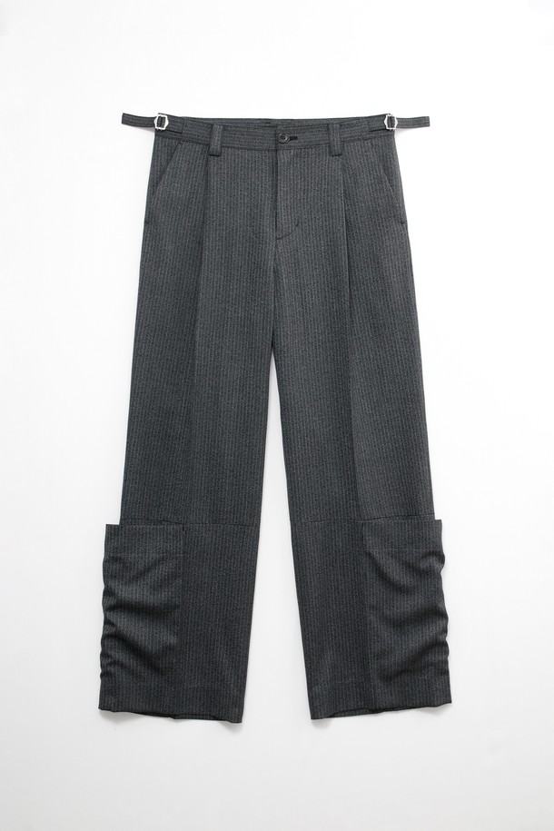 "Calf Wrap Pants - 그레인 블랙"은 데드스탁 원단을 사용하여 제작된 남성용 슬랙스입니다. 차콜 및 블랙 컬러로 출시되었으며, 미니멀하고 클래식한 스타일을 연출할 수 있습니다. 얇은 두께감에 루즈핏 와이드 실루엣으로 편안한 착용감을 선사하며, 부드러운 촉감과 스트라이프 패턴이 특징입니다. YKK 지퍼, 앞뒤 주머니, 아웃심 패널 디자인, 턱 디테일 등 완성도 높은 디테일을 더했으며, 오피스룩, 비즈니스 캐주얼, 출근룩 등 다양한 TPO에 활용하기 좋습니다.
