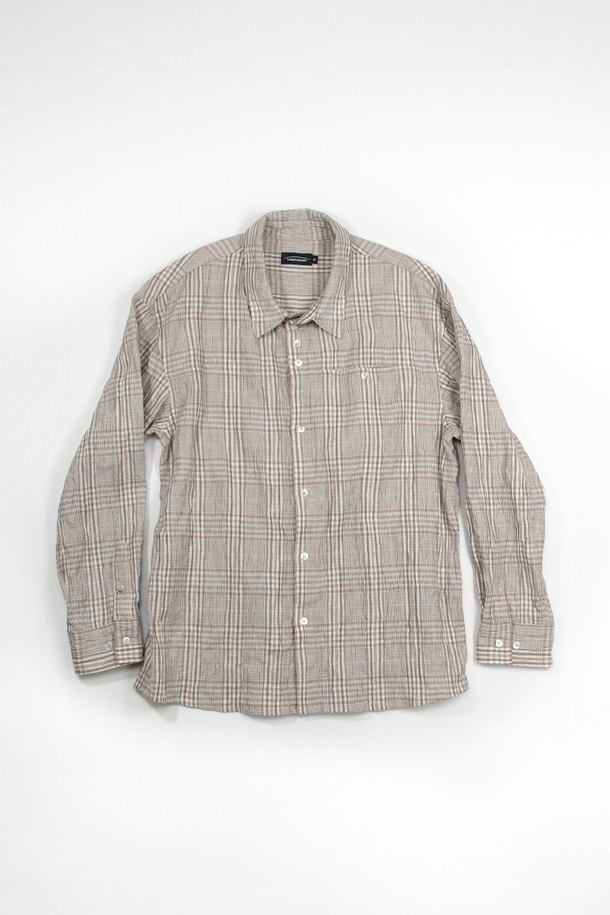 내추럴 체크 패턴 셔츠, 베이지 컬러의 이 셔츠는 남녀 모두 착용 가능한 제품입니다. 린넨과 면 혼방 소재로 제작되어 봄, 여름 시즌에 시원하게 입을 수 있으며, 릴렉스 핏과 차이나 칼라 디자인이 편안한 착용감을 선사합니다. 캐주얼, 베이직 스타일을 기반으로 데이트룩, 카페룩 등 다양한 TPO에 활용 가능하며, 히든 포켓, 자개 단추, 워싱 및 링클 가공으로 디테일을 더했습니다. 긴 소매와 레귤러 기장으로 어떤 스타일에도 잘 어울리는 활용도 높은 아이템입니다.
