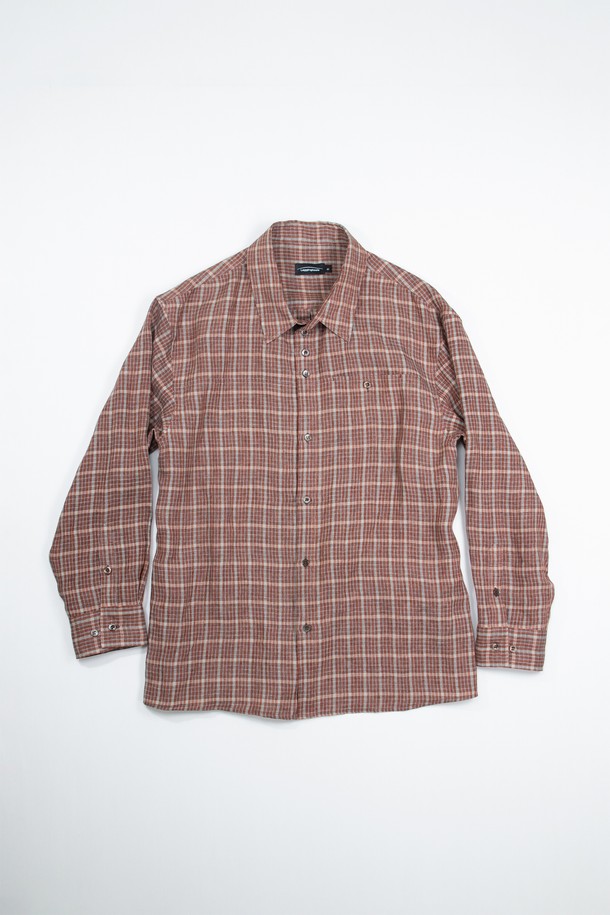 이태리산 린넨 패브릭으로 제작된 Natural Check Pattern 셔츠_레드입니다. 클래식과 캐주얼 무드를 넘나드는 릴랙스 핏의 긴소매 셔츠로, 봄, 여름 시즌에 활용하기 좋습니다. 체크 패턴과 부드러운 촉감이 특징이며, 히든 포켓과 연속 단추 디테일, 그리고 단추 잠금 포켓 3개가 디자인의 완성도를 높입니다. 데이트룩, 카페룩, 여행룩 등 다양한 TPO에 미니멀, 캐주얼, 클래식 스타일로 코디해보세요.
