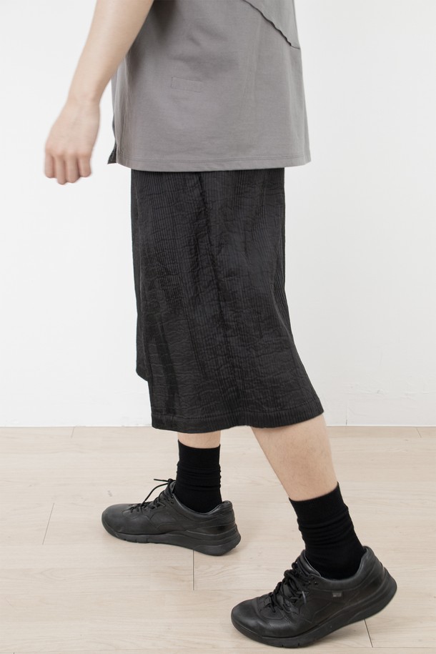 "Shelter Half Pants(쉘터 하프 팬츠)_____black"는 미니멀하고 시크한 스타일을 추구하는 남녀 모두에게 어울리는 와이드 팬츠입니다. 봄, 여름에 착용하기 적합하며, 부드러운 촉감과 은은한 광택감을 자랑하는 유럽산 폴리아미드 소재로 제작되었습니다. 허리 어드저스터와 YKK 지퍼 디테일, 턱 디테일이 돋보이며, 구김이 적어 편안하게 착용할 수 있습니다. 루즈핏의 긴 기장감과 블랙 컬러는 다양한 상의와 매치하여 데이트룩, 카페룩, 출근룩 등 폭넓은 TPO에 활용하기 좋습니다.
